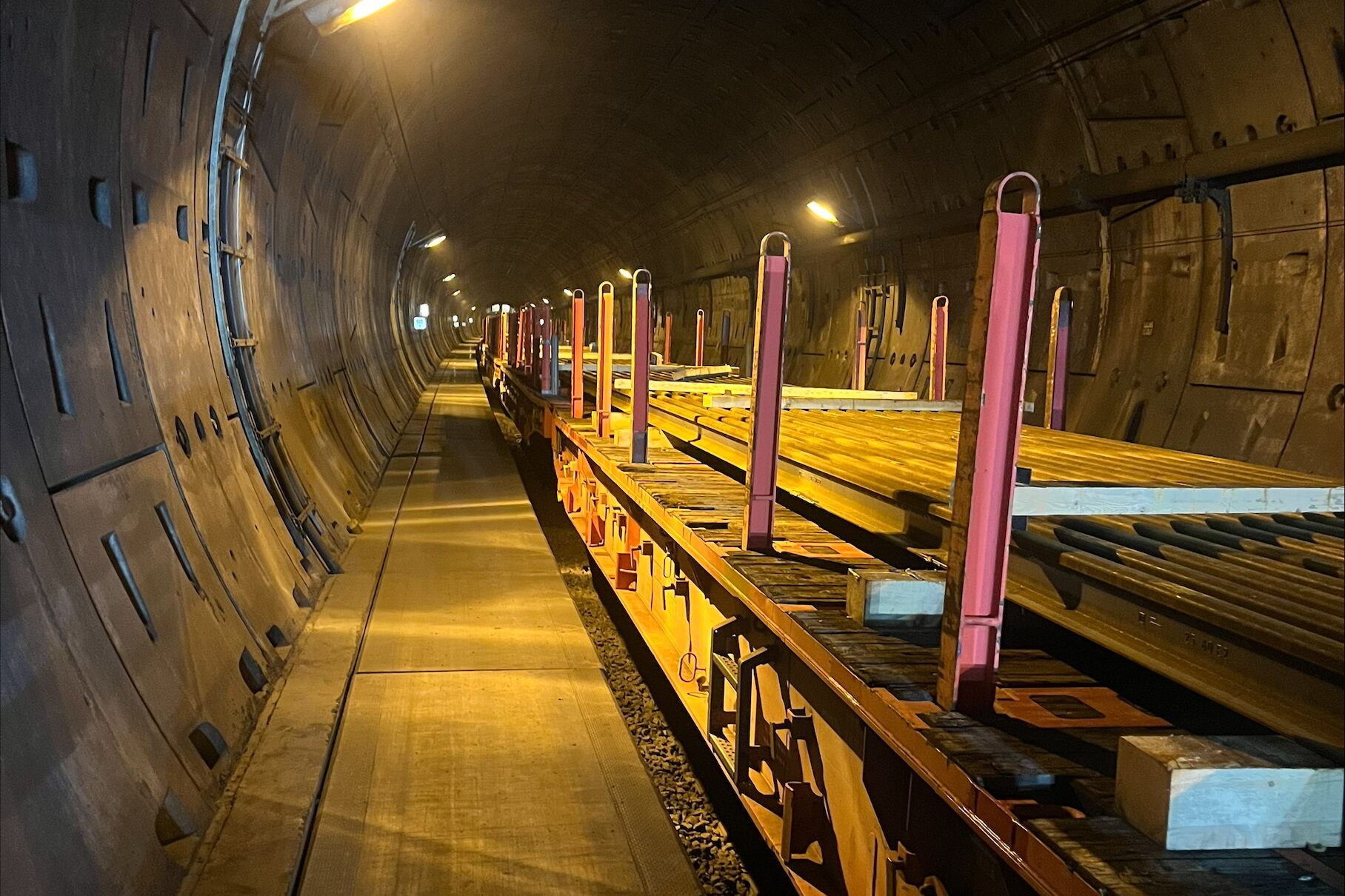 skinnelevering på vogn i tunnel